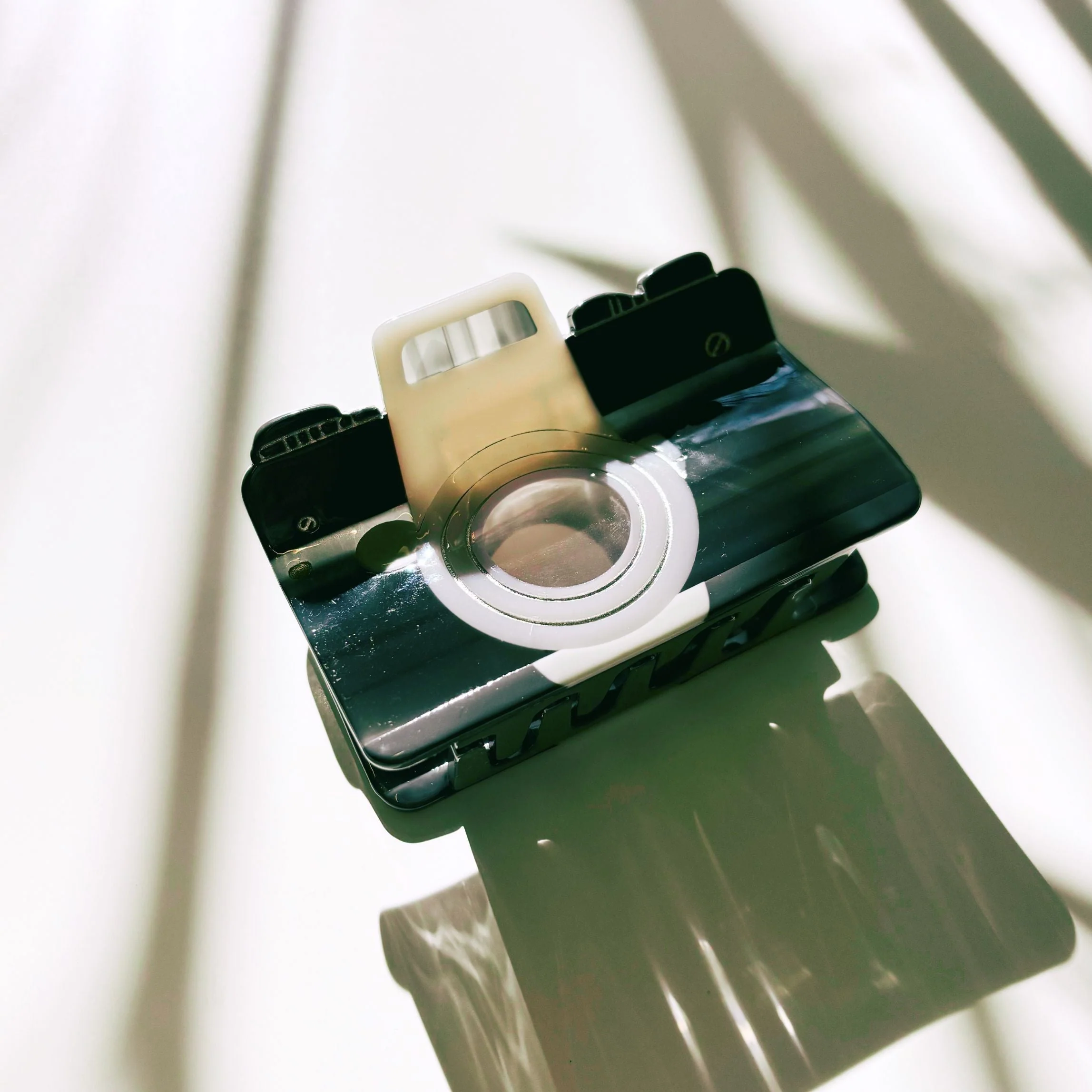 Velvet Claws Vintage Camera Hair Claw - Image 5
