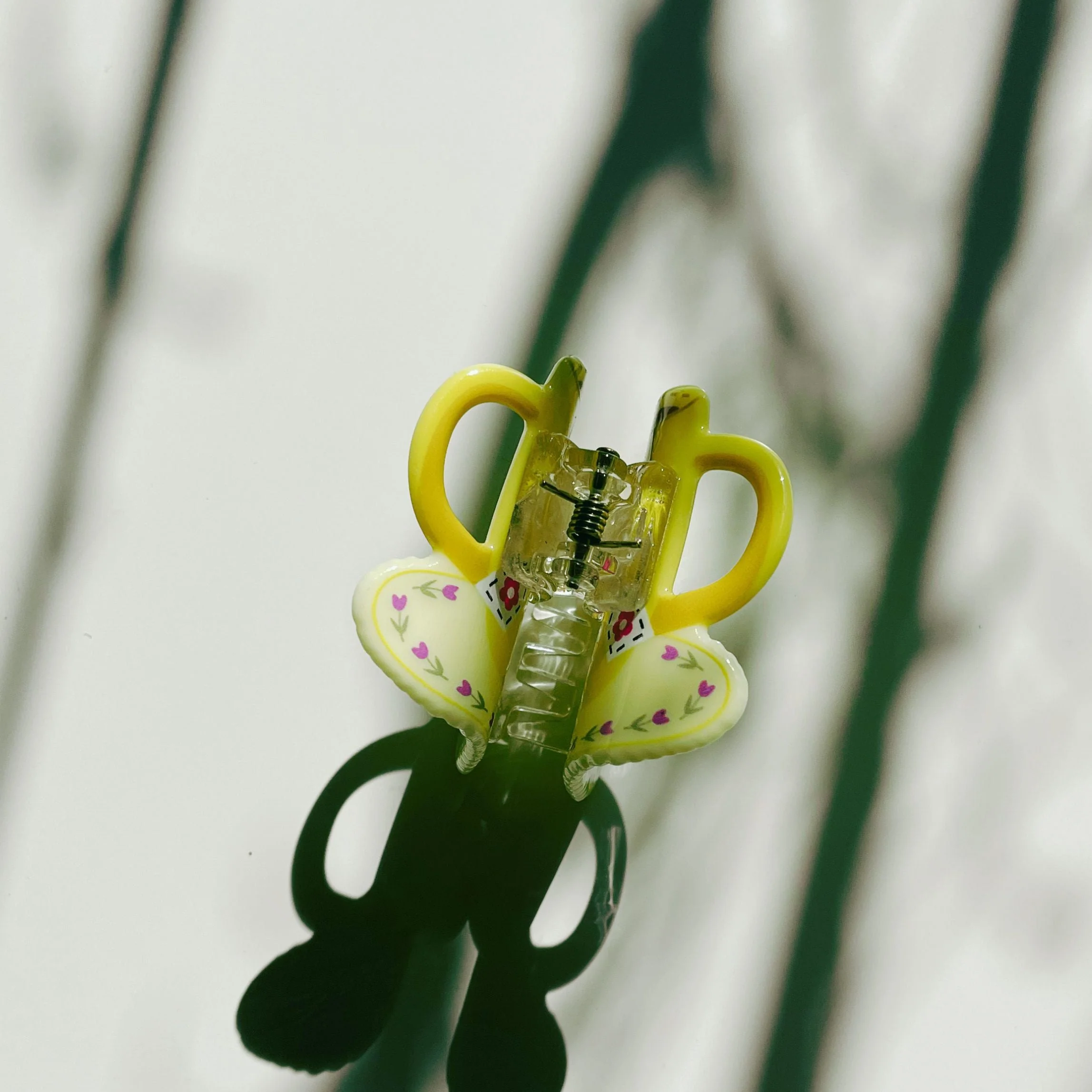 Velvet Claws Yellow Tea Cup with Flowers Hair Claw - Image 3