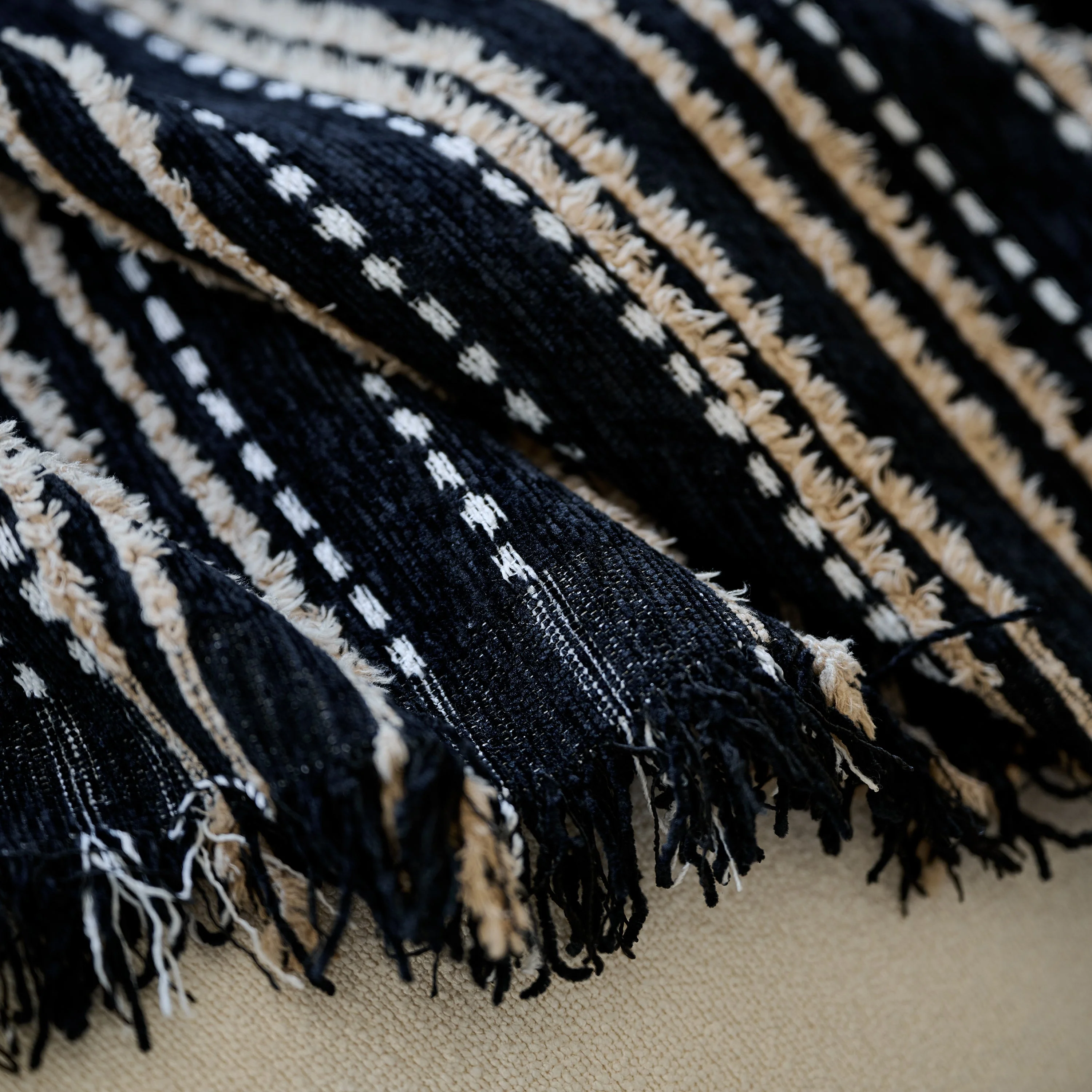 Vintage-Inspired Striped Blankets for Couch Covers Luxury Couch Throw Cover with Timeless Elegance - Image 4