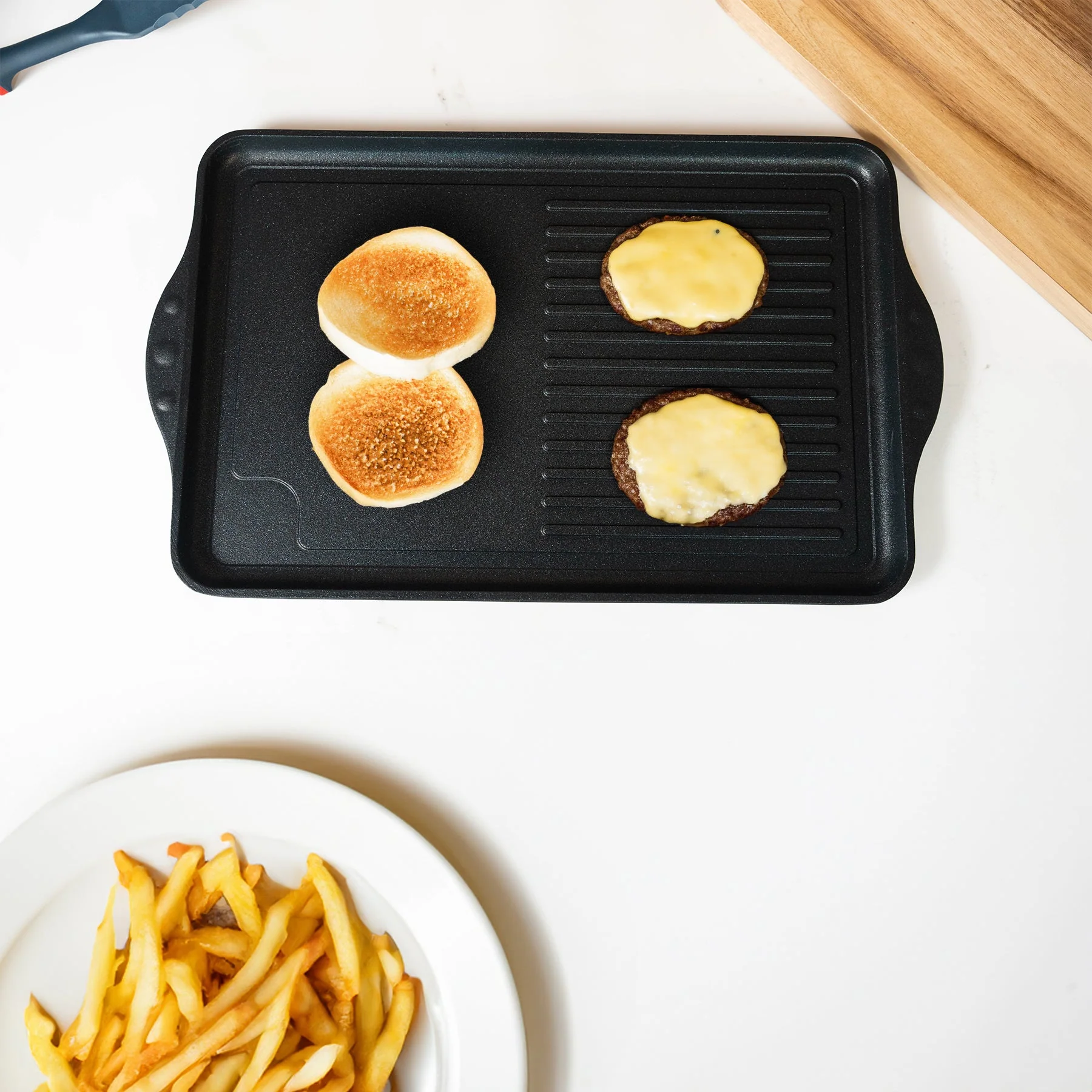 XD Nonstick 17" x 11" Double-Burner Grill/Griddle Combo - Image 2